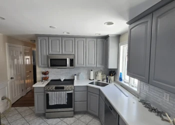 Benjamin Moore AF-70 Storm delivers the perfect balance of warmth and sophistication. Combined with the Finish Masters cabinet painting system, the result is a timeless kitchen transformation built to last. Finish Masters cabinet painting project in Burlington Massachusetts featuring completed kitchen cabinets painted Benjamin Moore AF-70 Storm with a smooth furniture-grade finish and written warranty-backed craftsmanship.